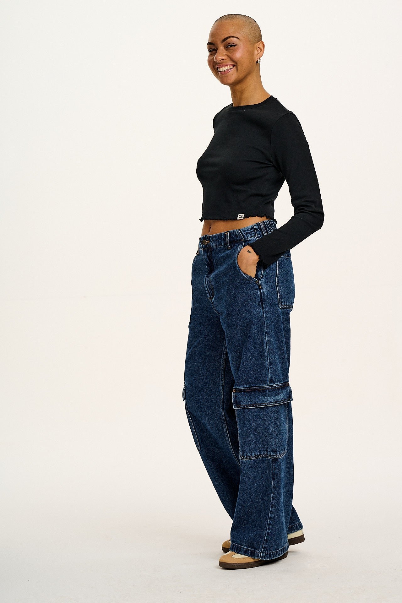 Hansel - Long Sleeve Cotton Crop Top in Top in Black - Image 3