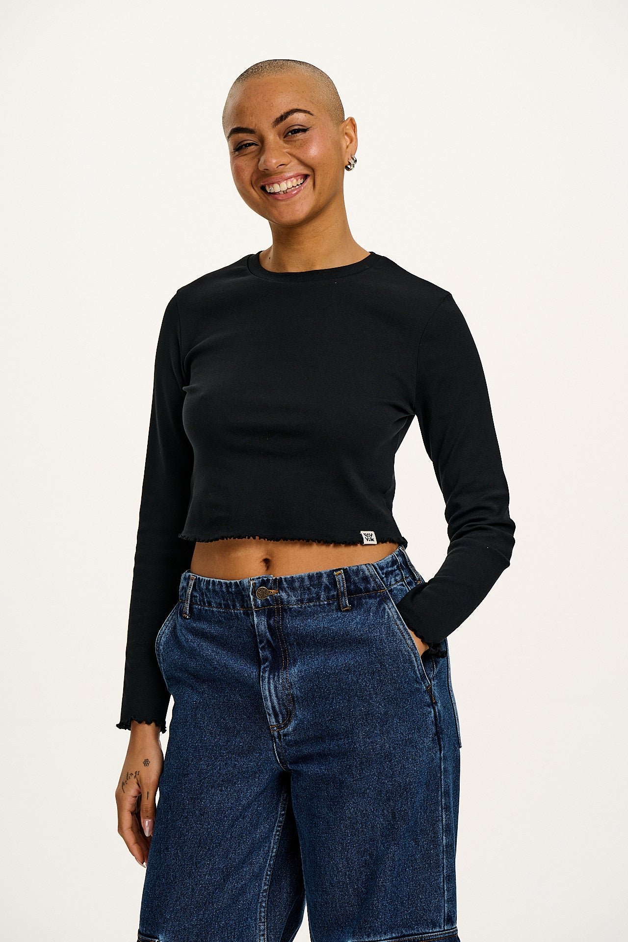 Hansel - Long Sleeve Cotton Crop Top in Top in Black - Image 4