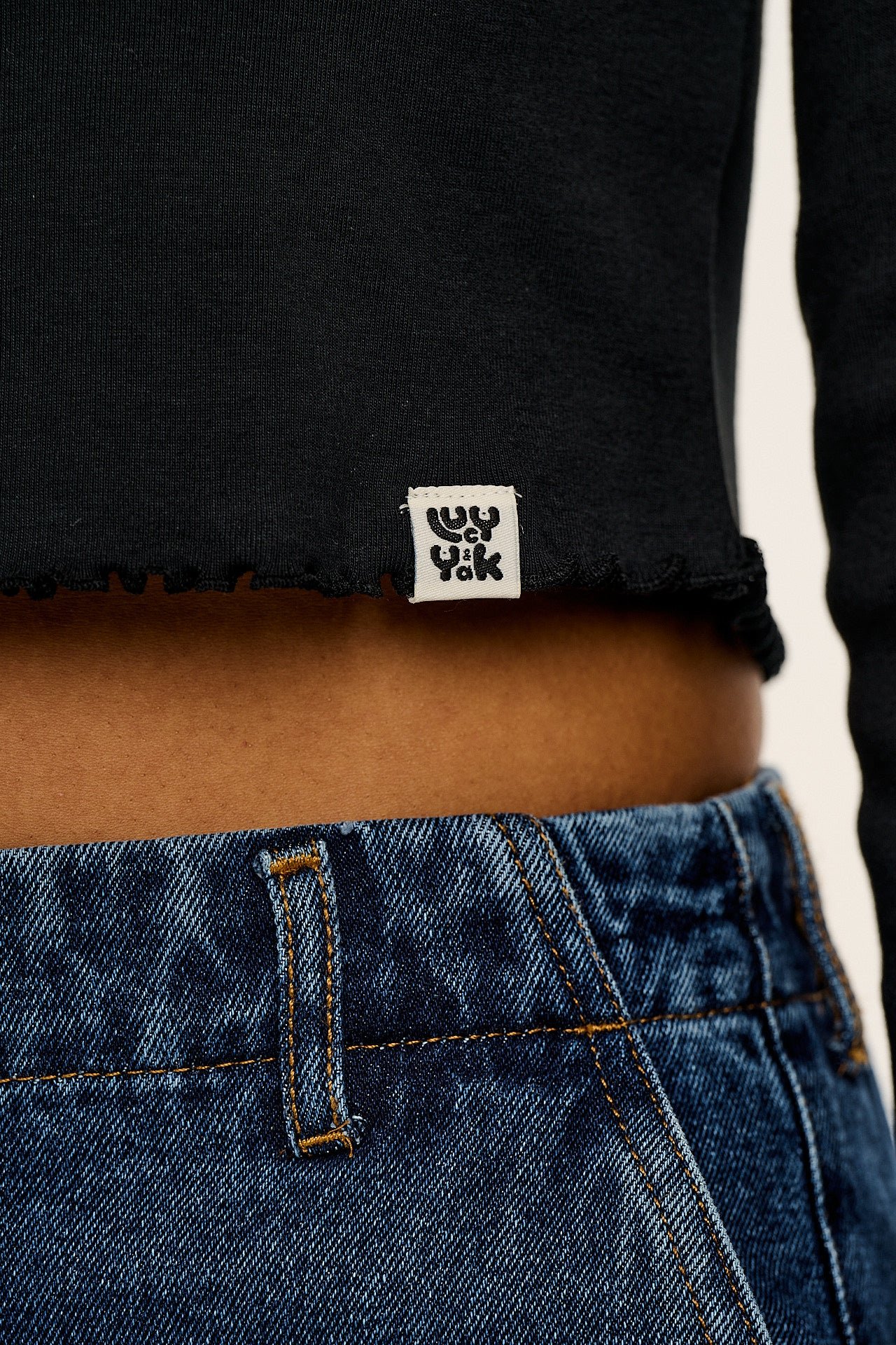 Hansel - Long Sleeve Cotton Crop Top in Top in Black - Image 2